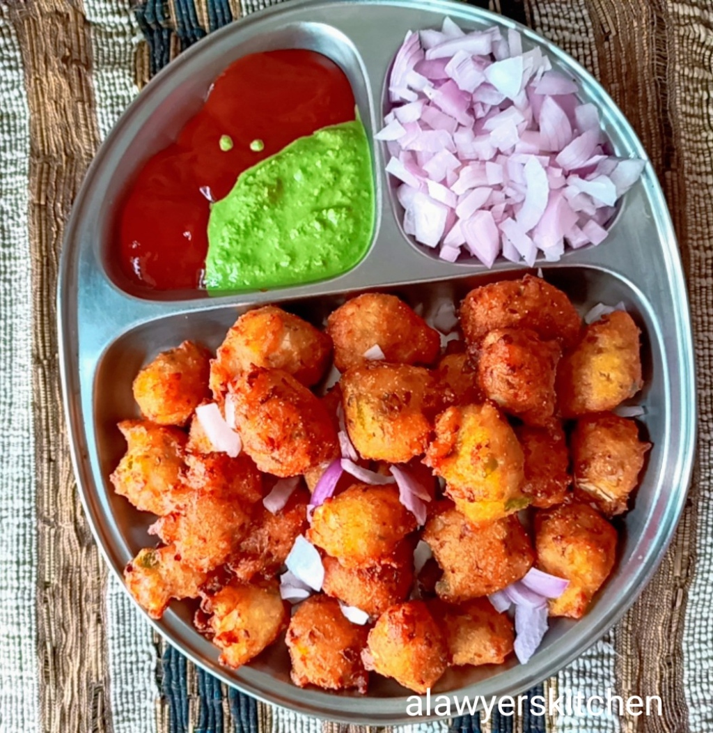 PUNUGULU (URAD DAL FRITTER/PAKODA)